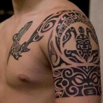 Tattoo polynésien épaule avec tortue